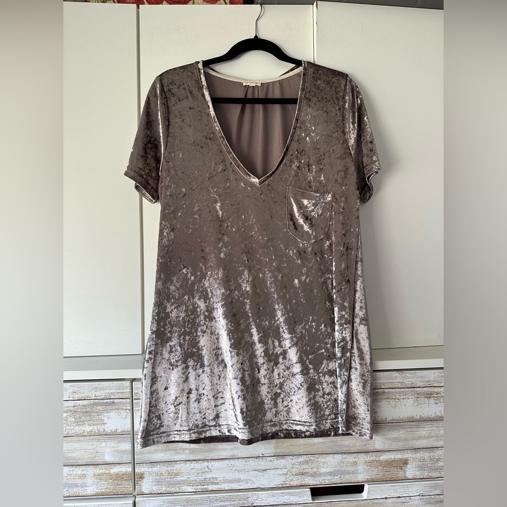 ✨ POL Crushed Velvet V-Neck Tee Taupe Pocket Top S